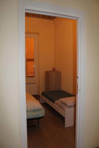 1 Schlafzimmer mit 2 Betten und einem Fenster in der Unterkunft Appartamento Quasi Perfetto in Sestri Levante