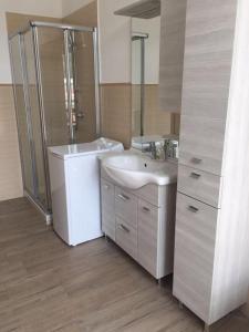 ein Bad mit einem Waschbecken und einer Dusche in der Unterkunft Appartamento Quasi Perfetto in Sestri Levante