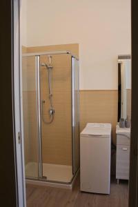 y baño con ducha y lavadora. en Appartamento Quasi Perfetto en Sestri Levante