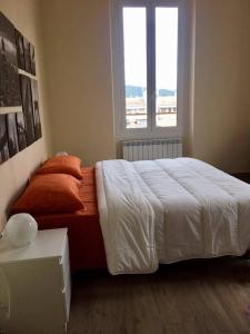 Un dormitorio con una cama grande y una ventana en Appartamento Quasi Perfetto en Sestri Levante