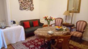 ベルサイユにあるChambre De Floreのリビングルーム(テーブル、ソファ付)