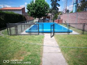 una piscina en un patio con una valla en Givarolif en Salta