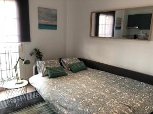 Postel nebo postele na pokoji v ubytování Charming Loft Málaga Centre