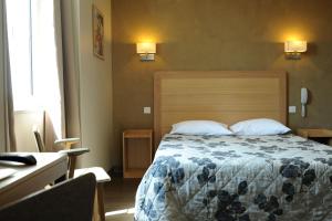 سرير أو أسرّة في غرفة في Hotel Restaurant Txistulari