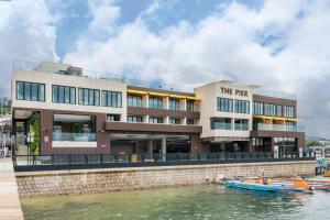 香港的住宿－The Pier Hotel，水体旁边的建筑物,里面装有船