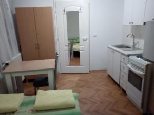 Η κουζίνα ή μικρή κουζίνα στο Hostel Corner 021