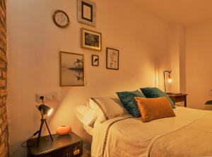 um quarto com uma cama e um relógio na parede em BUENAVISTA AMBELES em Teruel