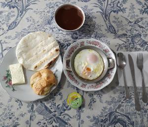 una mesa con un plato de comida y una taza de café en Alojamiento Rural Bellavista en Filandia