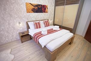 ein Schlafzimmer mit einem Bett mit zwei Handtüchern darauf in der Unterkunft Apartmán ENZO č 103 Tále Chopok Juh in Tale