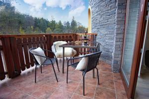 Ein Balkon oder eine Terrasse in der Unterkunft Apartmán ENZO č 103 Tále Chopok Juh