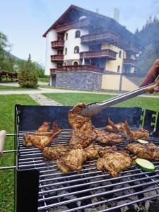 Ein für Gäste verfügbarer Grill in der Ferienwohnung