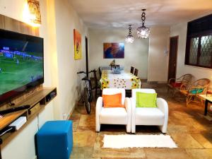 Et tv og/eller underholdning på Casa Sitio Região dos Lagos 1200m2 terreno- S Pedro DAldeia