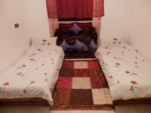 Een bed of bedden in een kamer bij Appart Piscine Jardin somptueux à 2 min de palmeraie et 10 min de Majorelle