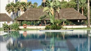 Bazén v ubytovaní MI CAPRICHO A12 - Luxury Beachfront Apartment- Costa del Sol alebo v jeho blízkosti