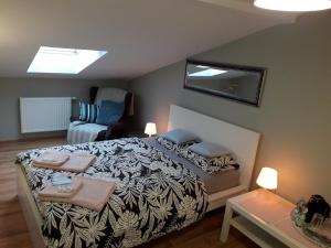 1 dormitorio con cama, sofá y espejo en Horyzont, en Lublin