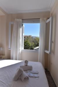 A bed or beds in a room at Acro&Polis