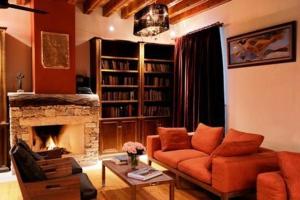 Posezení v ubytování The Library Hotel Wellness Retreat