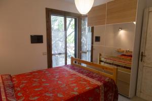 um quarto com uma cama e uma grande janela em Limone em Capitana