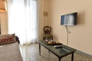 A television and/or entertainment centre at Acro&Polis
