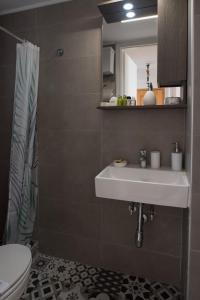 A bathroom at Acro&Polis