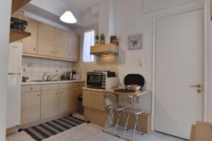 A kitchen or kitchenette at Acro&Polis