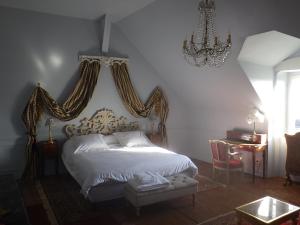 Postel nebo postele na pokoji v ubytování castel de la comtesse