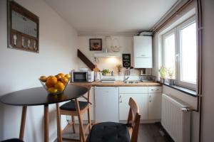 una pequeña cocina con una mesa con un bol de fruta. en Apartman Beko, en Zagreb 11 fotos más
