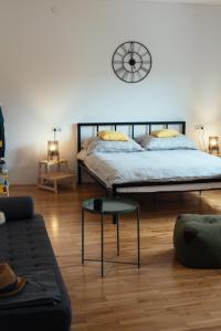 Un dormitorio con una cama y un reloj en la pared. en Apartman Beko, en Zagreb