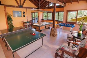 een woonkamer met een pooltafel en een pingpongbal bij Terrazas de Belgrano - Club de Montaña in Villa General Belgrano