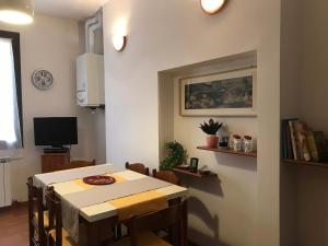 cocina y comedor con mesa y sillas en Alvisiano, en Venecia
