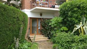 Κήπος έξω από το Charming Attic with Pool and Seaviews