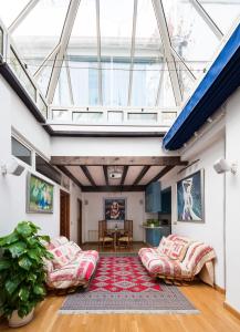 a living room with skylight ceilings and a red rug at La Piramide in Seville