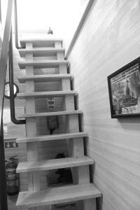 セトゥーバルにあるCasa das Historiasの階段(部屋内の木製棚付)