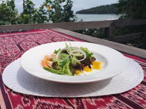 un plato de comida sobre una mesa en Permai Rainforest Resort en Santubong