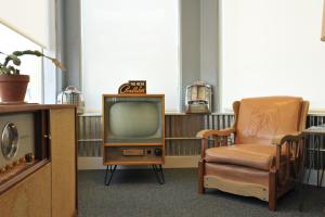 ein alter Fernseher und ein Stuhl in einem Zimmer in der Unterkunft Raton Pass Motor Inn in Raton