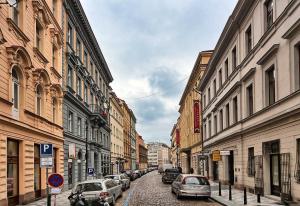 una calle de la ciudad con coches aparcados en la calle en Apartments Truhlarska 31, en Praga