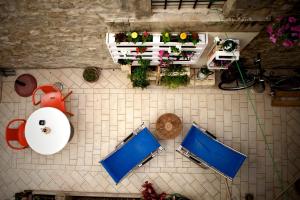 an overhead view of a table with two laptops on a floor at Le Cinque Luci in Modica