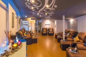 una gran sala de estar con sofás y sofás en iDeal Beds Hostel Ao Nang Beach, en Ao Nang Beach