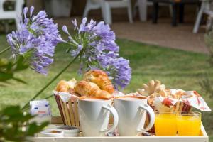 una mesa cubierta con tazas de café y bollería en PAYMA 2 en Colón