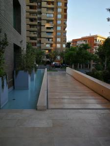 a walkway in the middle of a city with buildings at Austral Rentahome Republica Árabe de Egipto in Santiago