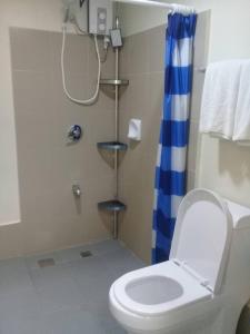 Ένα μπάνιο στο Soltana Nature Residences Condominium