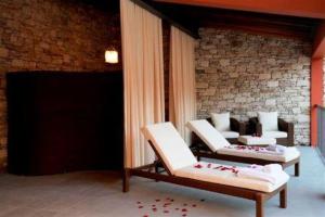 Posezení v ubytování The Library Hotel Wellness Retreat