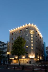 um edifício com luzes na lateral em No. 25 Signature Hotel Daecheong em Busan