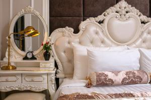 Voodi või voodid majutusasutuse Royal Holiday Hanoi Hotel toas