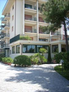 un gran edificio de apartamentos con muchas ventanas en Hotel Paris, en Lido di Camaiore