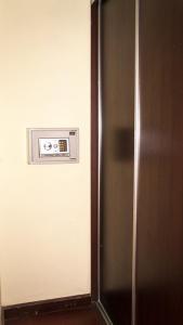 タマリンドにあるLC18 Cometa18 Center of Tamarindo 2bed 3bathの壁の横に時計が付いた冷蔵庫