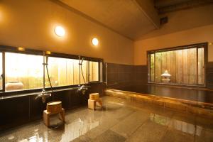 un bagno con vasca e 2 finestre di 黒潮の宿 臨海荘 -Kuroshio no yado Rinkaisou- a Katsuura