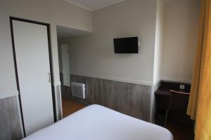 TV a/nebo společenská místnost v ubytování Hotel De La Rade