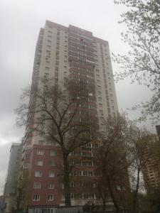 ノヴォシビルスクにあるCentral Apartment near by Hilton hotelの木立の高い建物