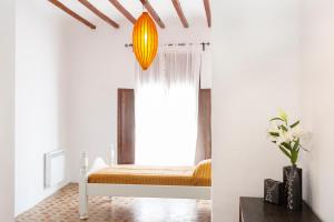 Un pat sau paturi într-o cameră la Noguera Casa Rural Casa de Poble
